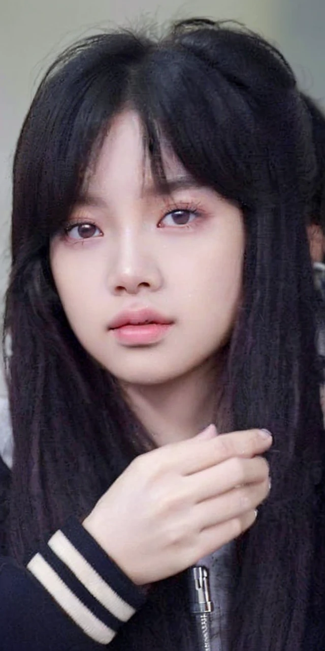 Close-up of a woman with long blonde hair, Lisa de blackpink, Retrato de Lisa de blackpink, Jennie the Blackpink, wongyoung de ive, Nariz de Lisa de blackpink, ive wonyoung lips, South Korean popular makeup by Wongyoung from IVE, Lisa BlackPink Portrait, BlackPink Lisa Pastel Pink Skin Tone, blackpink jennie popular korean makeup.