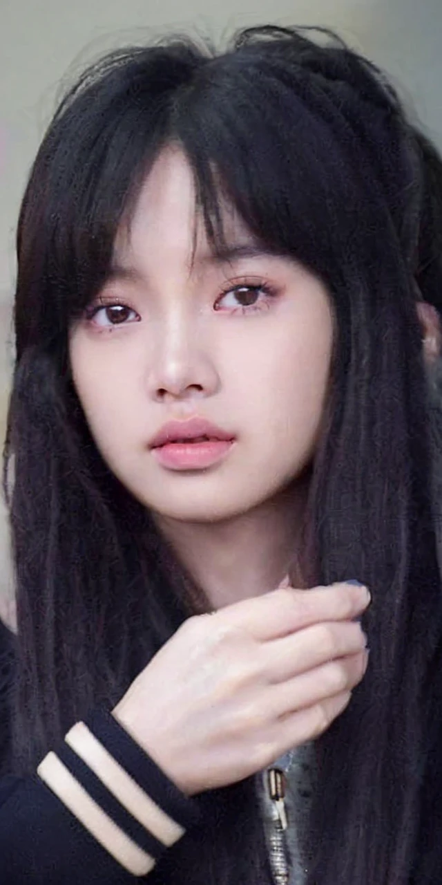 Close-up of a woman with long blonde hair, Lisa de blackpink, Retrato de Lisa de blackpink, Jennie the Blackpink, wongyoung de ive, Nariz de Lisa de blackpink, ive wonyoung lips, South Korean popular makeup by Wongyoung from IVE, Lisa BlackPink Portrait, BlackPink Lisa Pastel Pink Skin Tone, blackpink jennie popular korean makeup.