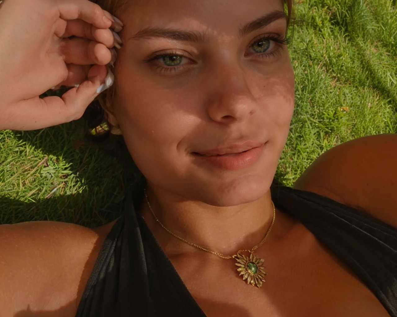Beautiful blonde woman with very long and messy hair of Spanish origin , with green eyes, smiling, with a pretty face, big tits