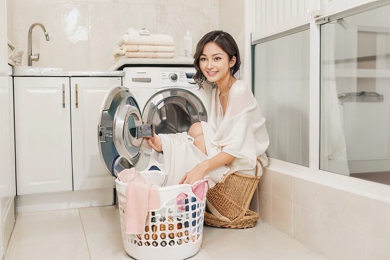 ((Beautiful woman with laundry basket, カメラを見つめるThe best smile,Natural soft lighting,Beautiful Skin,Beautiful Face)),((Japan Beauty 1,35 year old beauty,The cutest idol face in Japan)),(looking at the camera,The best smile、Hair length,Wavy Hair,Completely naked,huge ,A chest that's about to burst,Accentuate your breasts),(Have a look at this,完璧なlooking at the cameraだ,Beautiful teeth,Perfect Face,whiteい歯,Perfect Teeth,8K、high quality、最high quality,masterpiece,High resolution,At 8K,ultrahd,Soft Lighting,high quality, High resolution),at home, Vivid details, domestic,wonderful, Laundry rack, washing machine, Advertising Photography: Basket of clothes in front of the washing machine, washing machine, Asian Woman, Laundry rack, 若いAsian Woman, Advertising Photography, Beautiful images, at home, At the laundromat, beginner, A Japanese Lady, Are you having fun, white, Japanese, domestic, Korean women, Asian Woman, Beasts, Woman sitting on the floor in front of maintenance washing machine, At the laundromat, washing machine, Marketing Photos, clean、bright、Happy, domestic,wash, Basic photo, high qualityのストック画像, Lifestyle, Agile young woman, 30-year-old woman