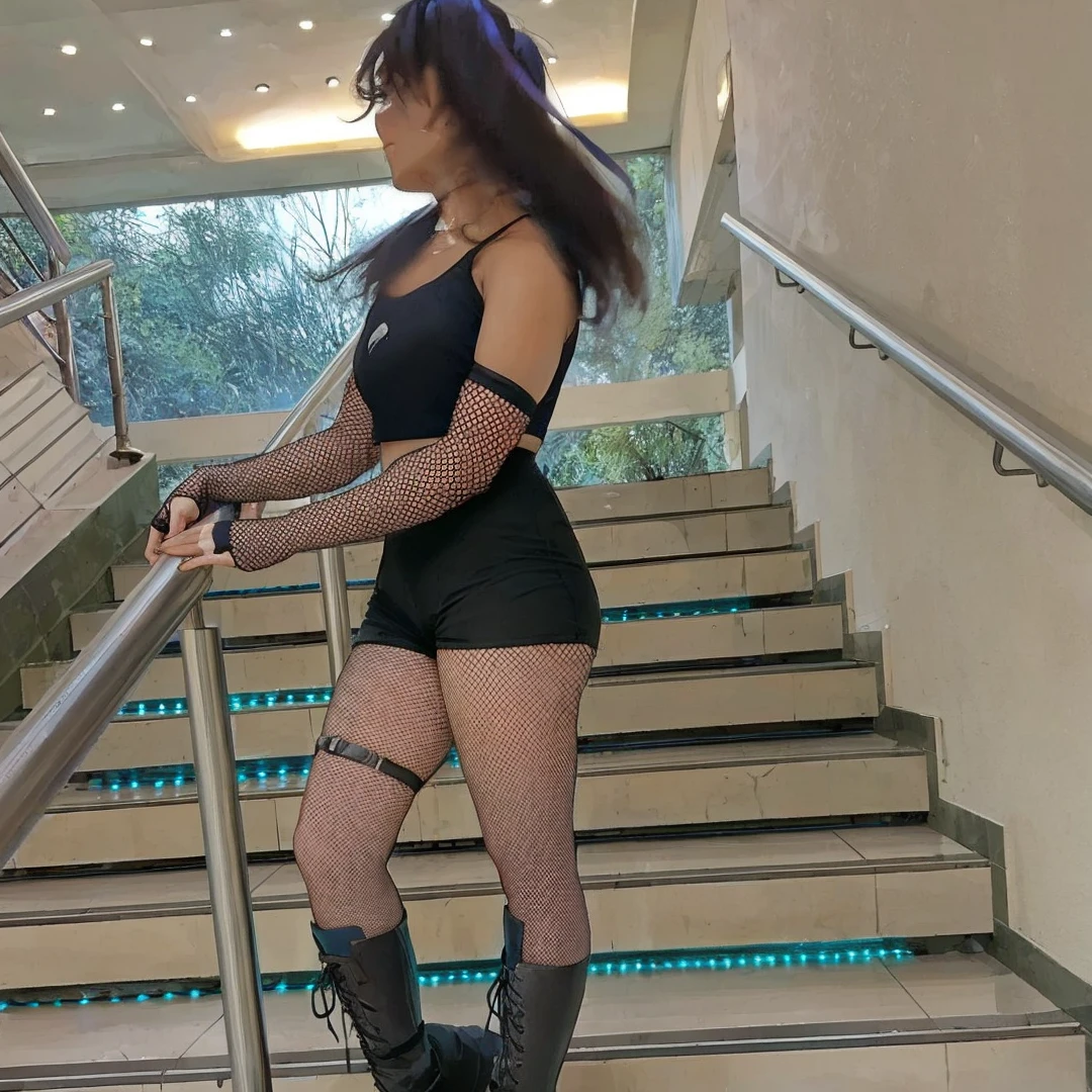 The girl :
Clothes: He wears tight black clothing, similar to the one shown in the image you provided. He wears red gloves.
Hair: has dark hair, long and curly, collected in a high ponytail.
POSTURE: Is standing, initially with a confident posture, with closed fists and arms at your sides.
action: She is hit in the face by the acid launched by the snail, which causes your clothes to dissolve quickly and exposes your skin. After being naked, your skin begins to melt or disintegrate due to the acid, and finally falls to the ground.
the snail:
Size: It's big compared to the girl.
action: He shoots a stream of green acid from his mouth towards the girl..
action y Secuencia:
The attack: The snail shoots a jet of green acid towards the girl.
Impact: The acid hits the girl's face, causing his tight black clothing to quickly dissolve.
Disintegration: The girl queda desnuda y su piel comienza a desintegrarse debido al ácido. You can see how the acid corrodes his skin, especially on the face and body.
drop: The girl cae al suelo mientras su cuerpo se derrite, with a visible pained expression before it disappears completely.
Environment:
lightning: dark, with a slight green glow coming from the moss on the cave walls.
Textures: The background has a detailed texture of green moss and wet surfaces, creating a gloomy and natural atmosphere.
