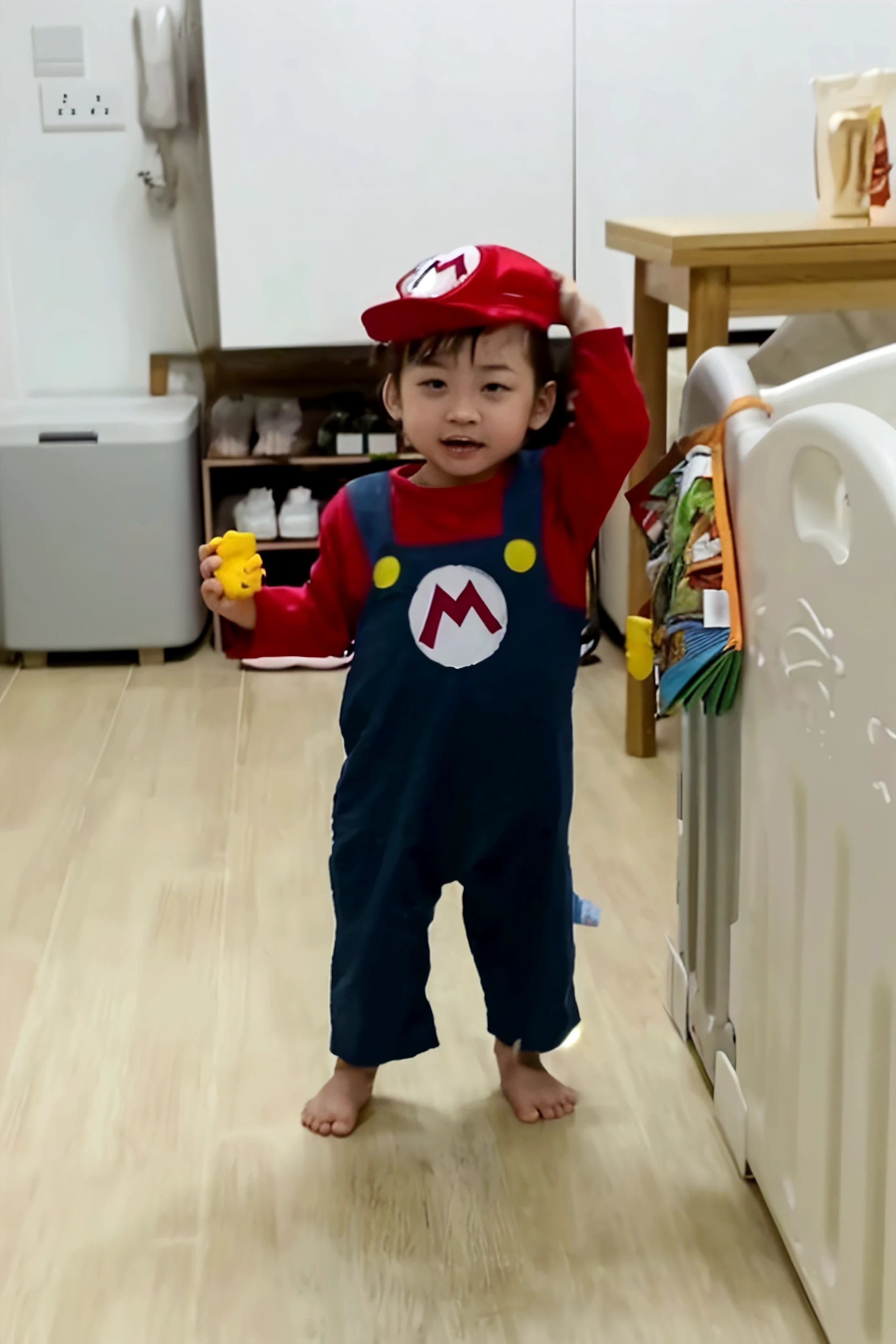 Garoto de 7 anos vestdo de super mario bros