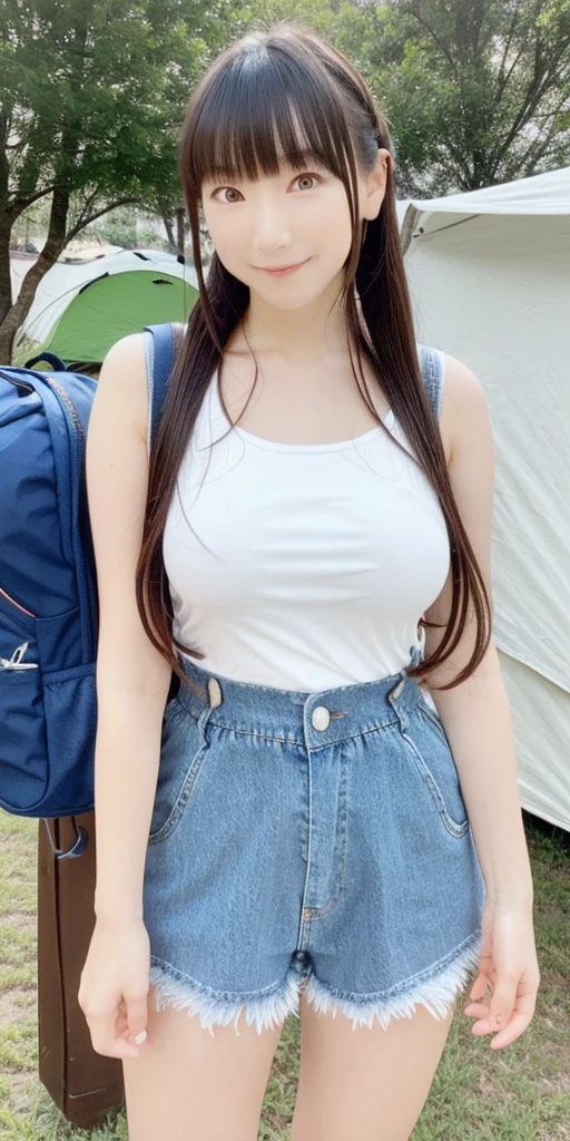 Brown Hair、Long Hair、smile、Big Breasts、Sexy Body、White tank top、Blue Denim Shorts、With a backpack、Standing in front of a crowded campsite