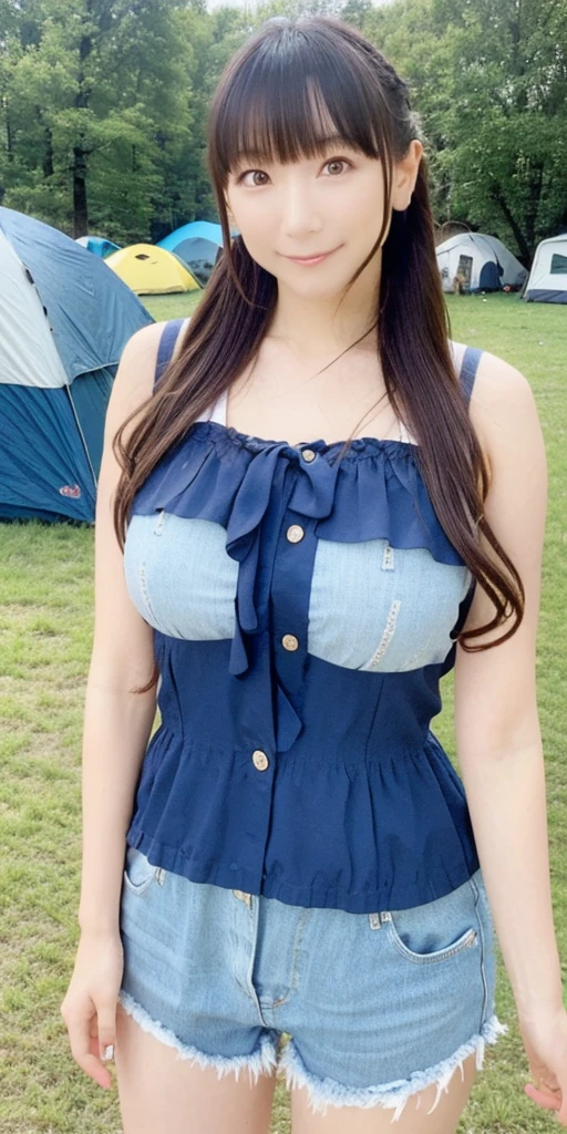 Brown Hair、Long Hair、smile、Big Breasts、Sexy Body、White tank top、Blue Denim Shorts、With a backpack、Standing in front of a crowded campsite