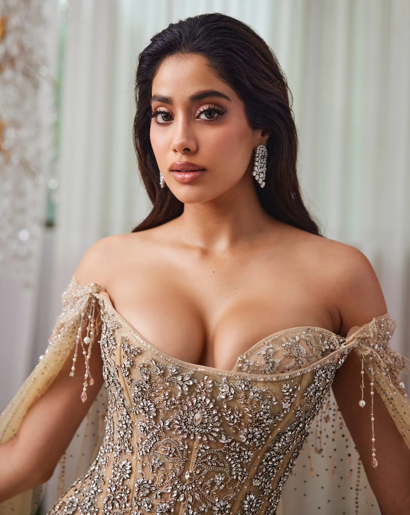 make nude, medium , deep cleavage
