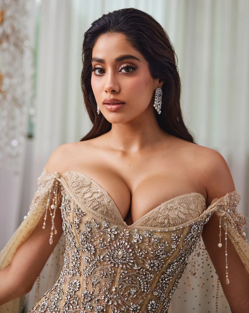 make nude, big , deep cleavage