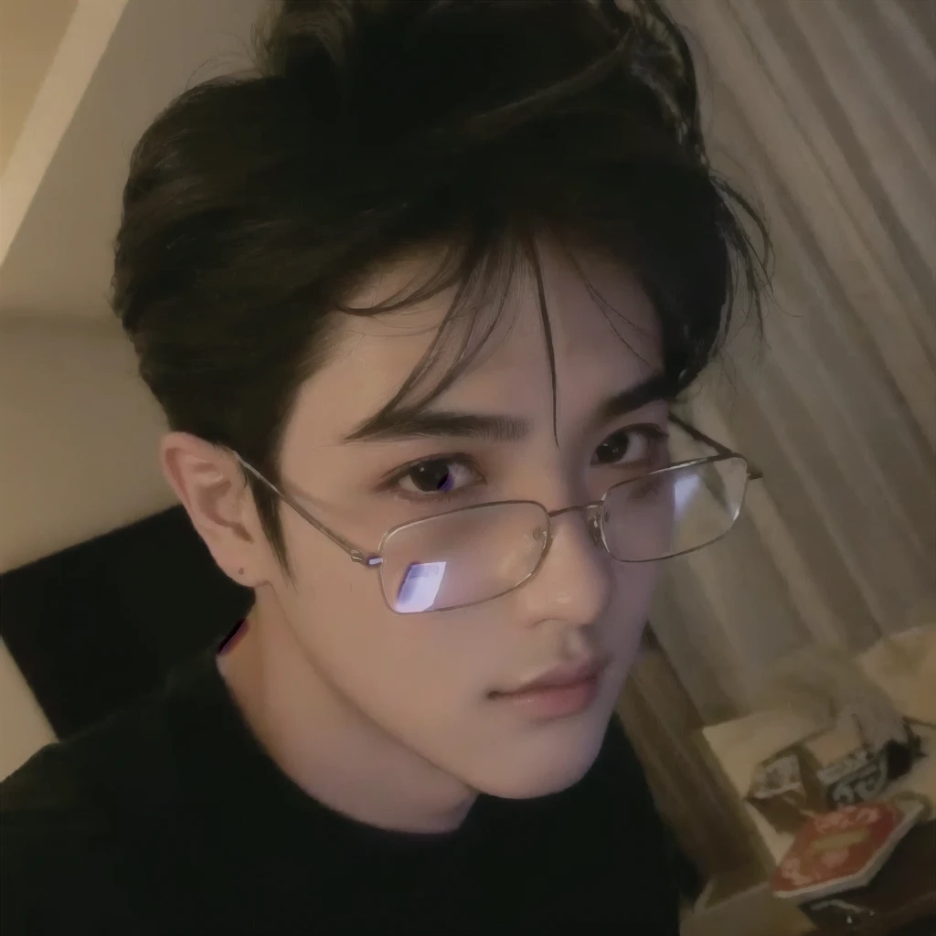 un primer plano de una persona With glasses y una camisa negra, cai xukun, jinyoung shin, profile picture en la cabeza, inspired by Zhang Han, Yanjun Chengt, Heise Jinyao, Jung Jaehyun, wicked ulzzang, hyung tae, With glasses, Sakimichan, shaxi, sfw, 1 niño de 7 años de thin face, thin face, profile picture, shin jeongho, Yeonjun, Yeonjun txt, TOMORROW X TOGETHER YEONJUN.