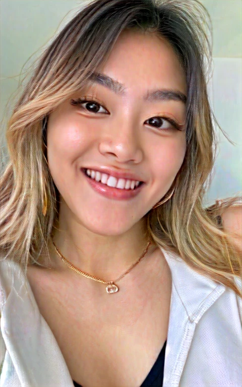 A beautiful Korean woman in her 20s with blonde and medium hair, idol de Kpop, smiling for the photo and doing ✌🏻