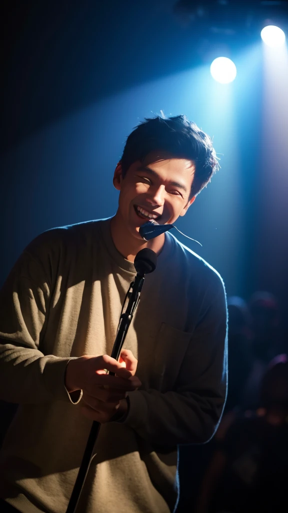 In a dimly lit room、Scene of a man laughing while holding microphone equipment。The man holds a professional microphone in one hand、He has an invincible smile on his lips.。His face was partially obscured by shadow.、There&#39;s a sharp light in my eyes。The background is dim、The outlines of the room and the furniture are vaguely visible。The scene has an overall tense and mysterious atmosphere.。