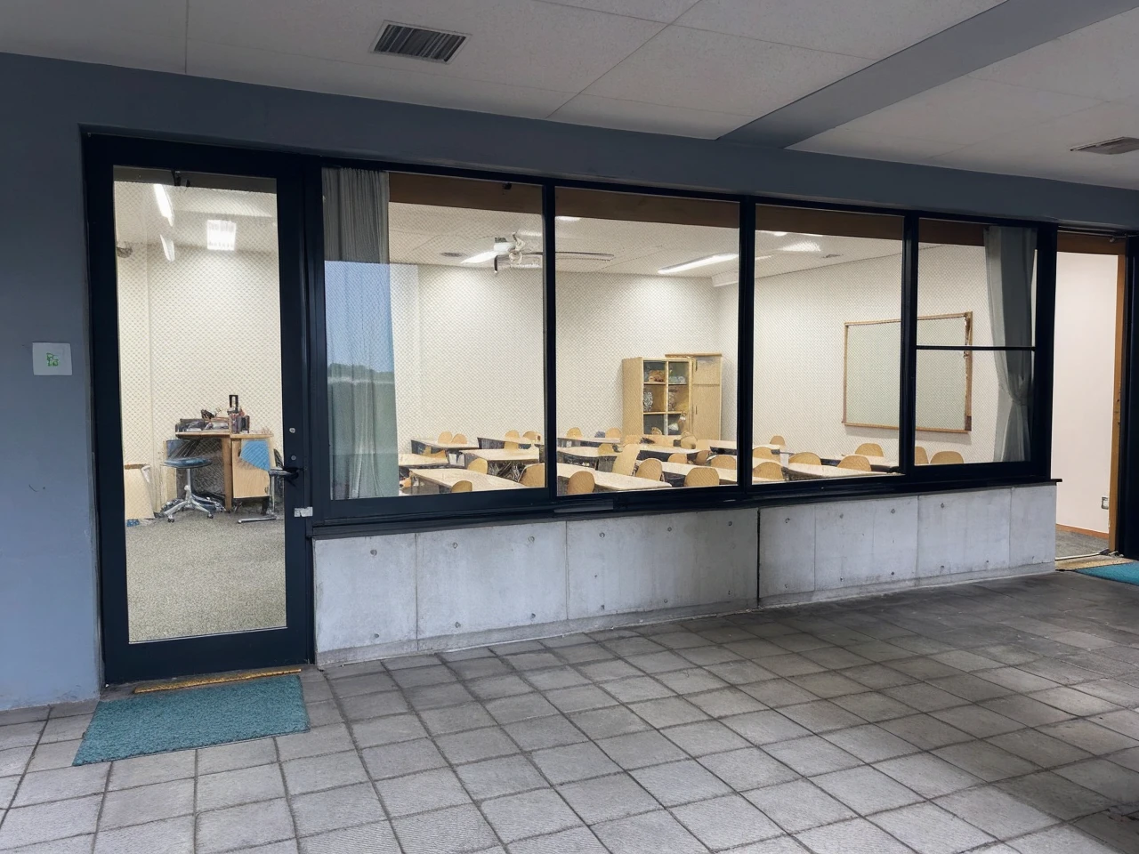 Use this classroom for the school festival Decorate!