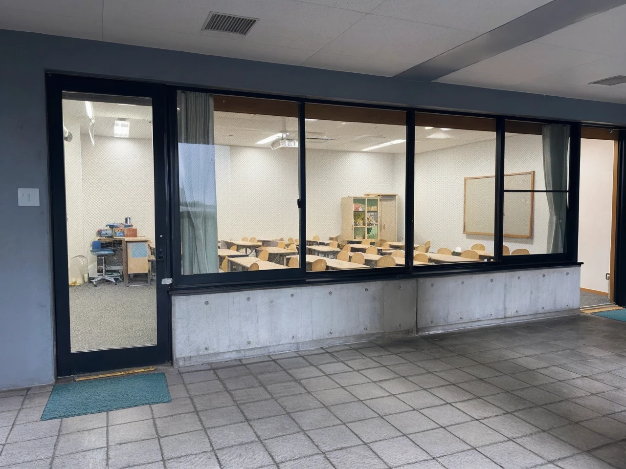 Use this classroom for the school festival Decorate!