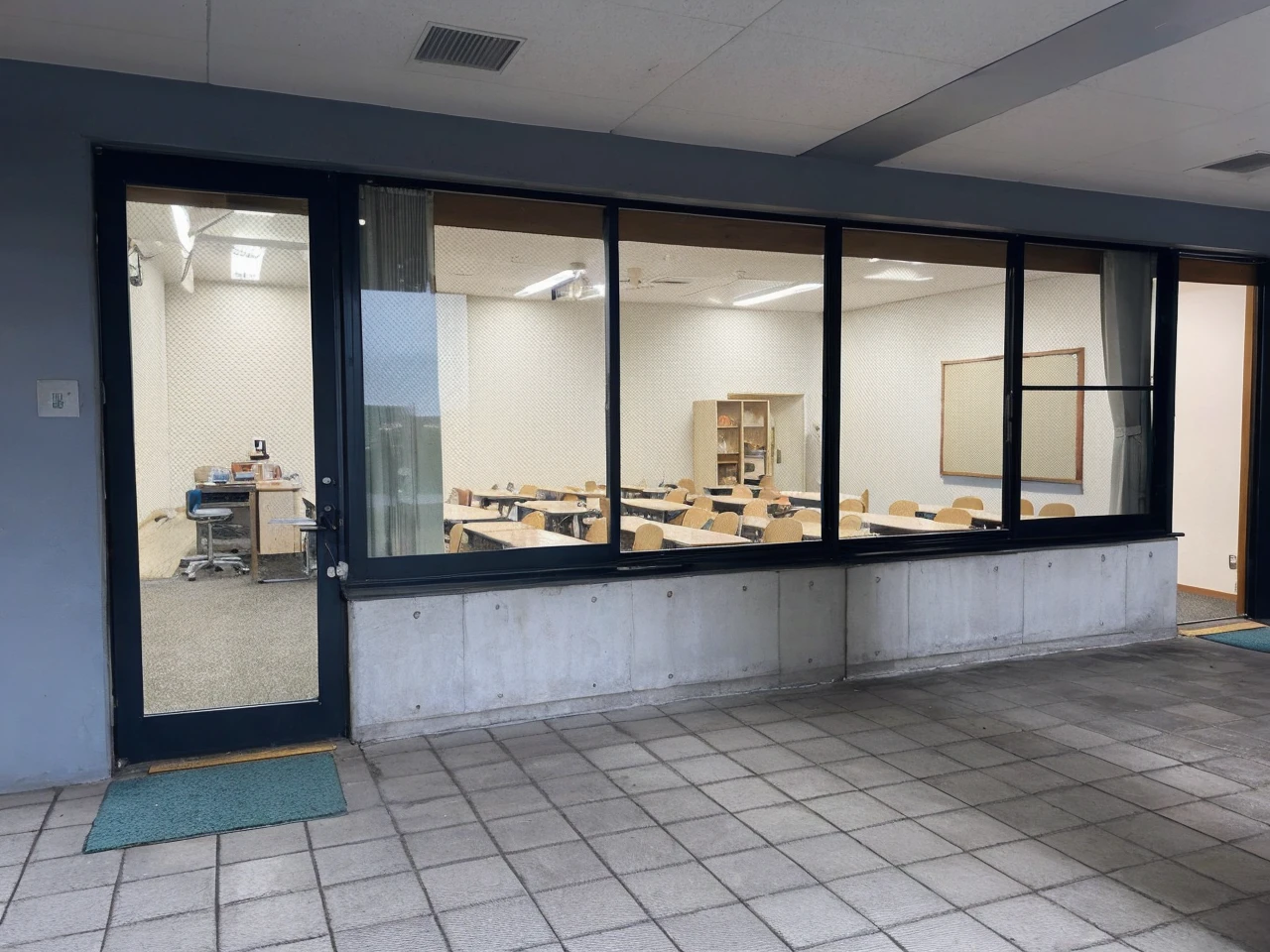 Use this classroom for the school festival　Decorate！