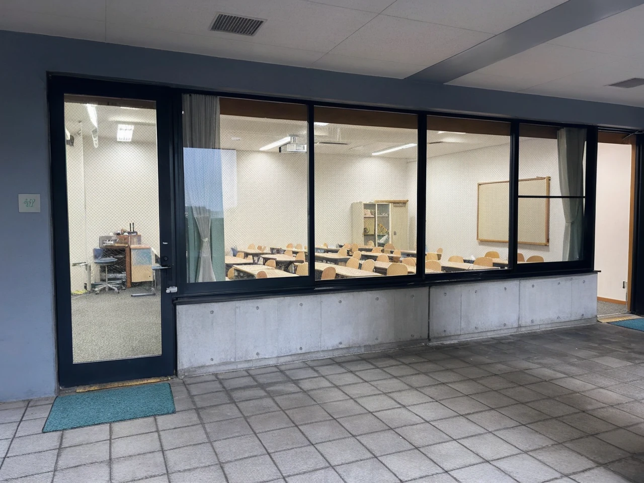 Use this classroom for the school festival I want it decorated! It was cute and pink and blue with heart decorations and balloons.、
I want a big sign