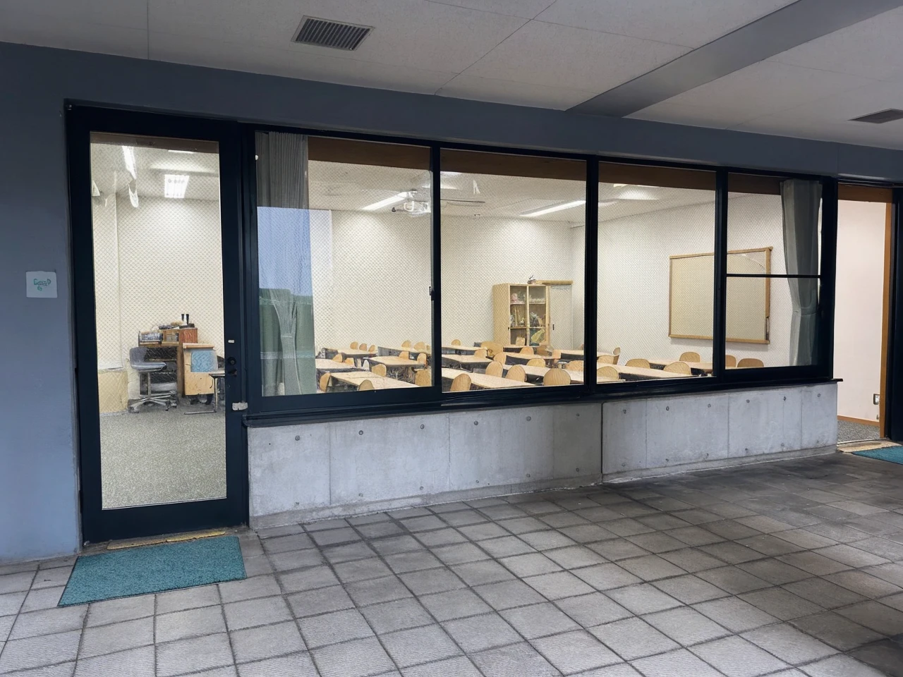 Use this classroom for the school festival I want it decorated! It was cute and pink and blue with heart decorations and balloons.、
I want a big sign