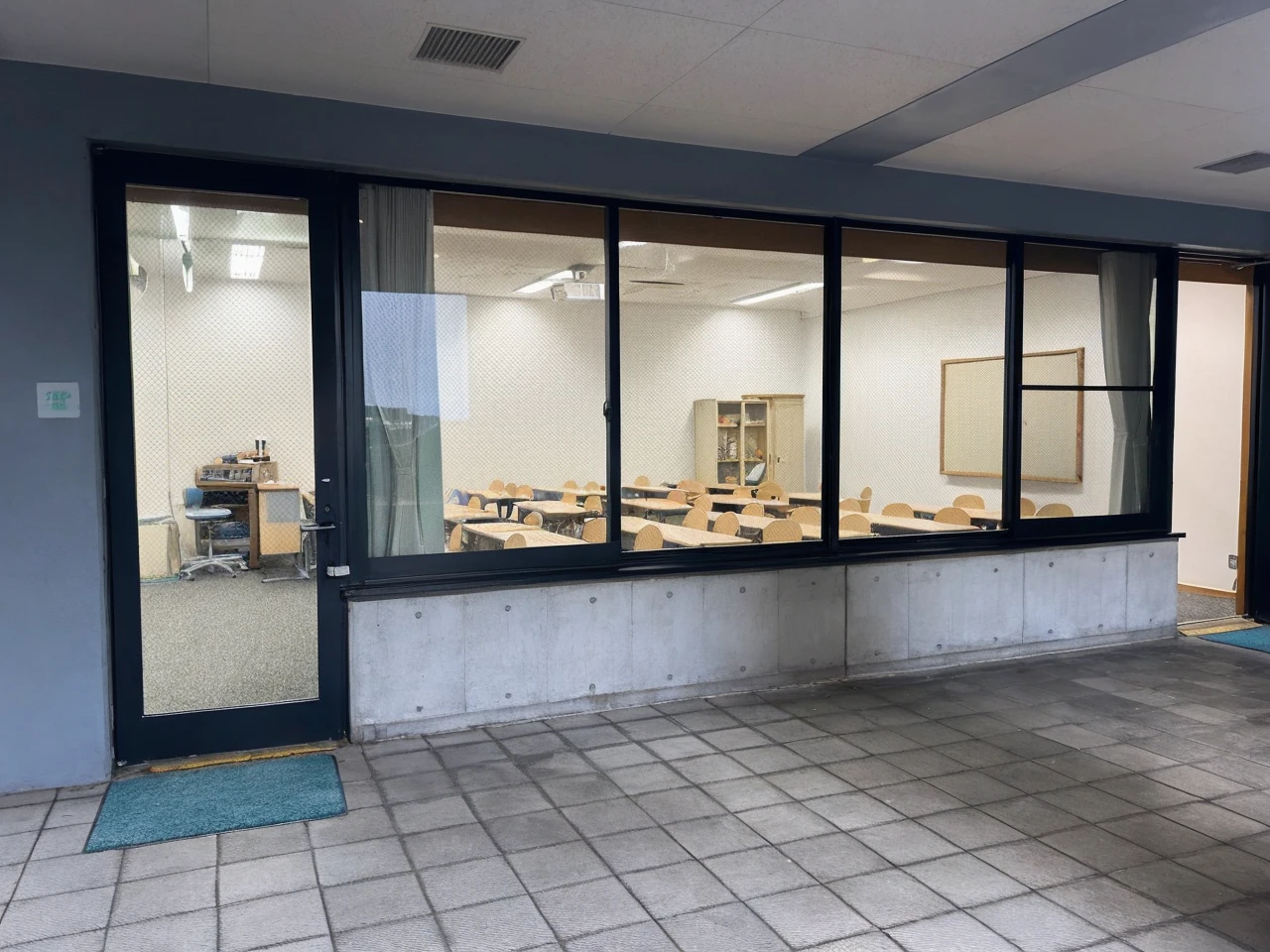 Use this classroom for the school festival　I want it decorated！　It was cute and pink and blue with heart decorations and balloons.、
I want a big sign