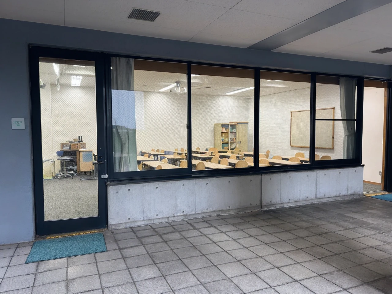 Use this classroom for the school festival　I want it decorated！　It was cute and pink and blue with heart decorations and balloons.、
I want a big sign