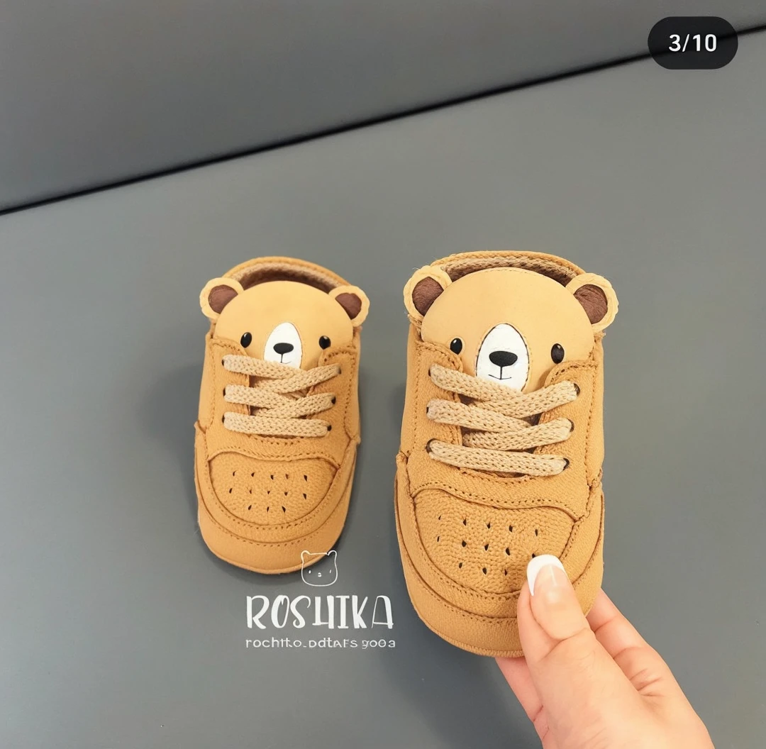 Crochet baby booties with short-cut sneakers with kitten detail on the tongue of the shoe