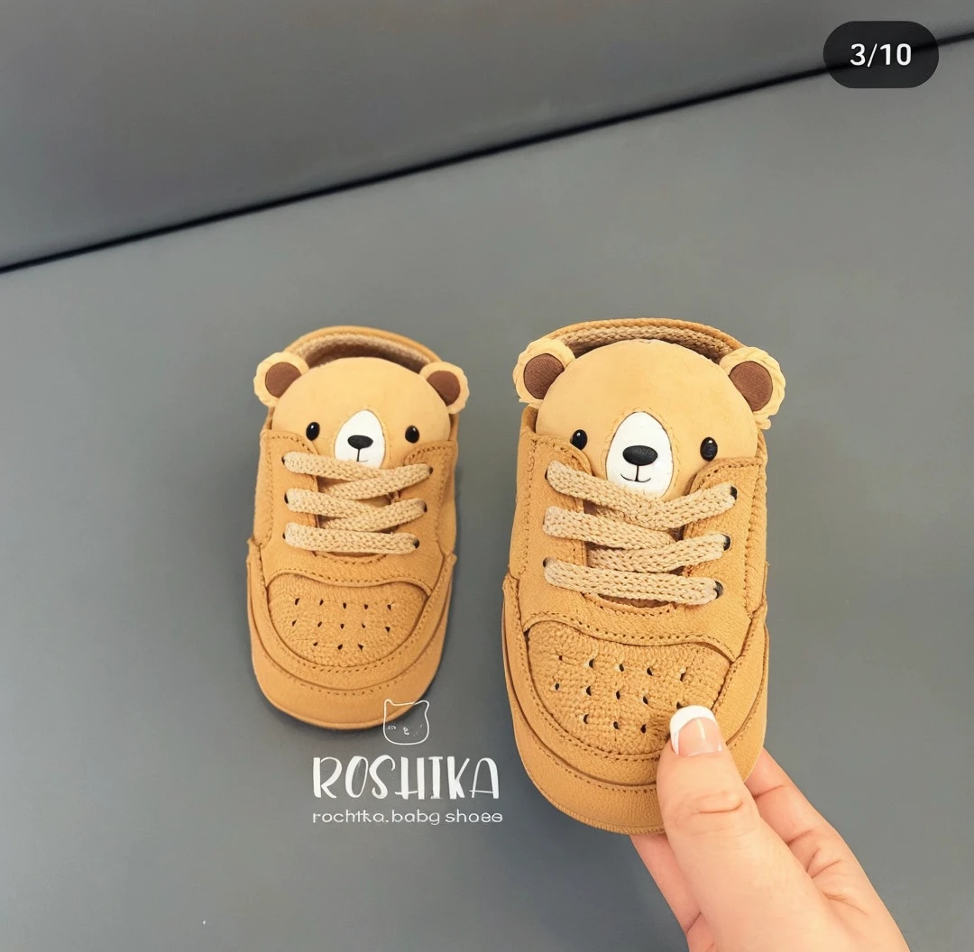 Crochet baby booties with short-cut sneakers with teddy bear detail on the tongue of the shoe