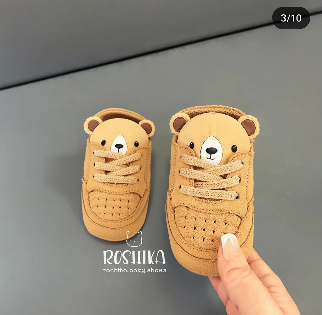 Crochet baby shoes with teddy bear detail
