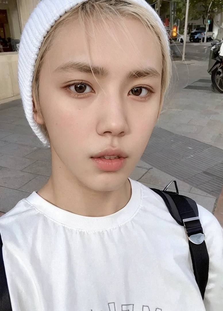Arafed Asian man with white t-shirt and black hair...., androgynous face, Jung Jaehyun, jinyoung shin, delicate androgynous prince, kim doyoung, 1 7-year-old boy with a thin face, Smart Ulzzang, Cai Xu Kun, beautiful androgynous prince, androgynous person, kim taejin, hyung tae