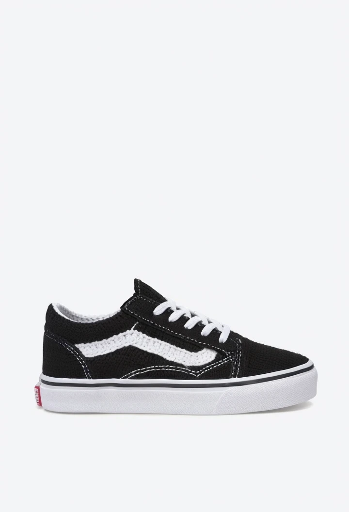 Transform the shoe in the image into a Crochet shoe