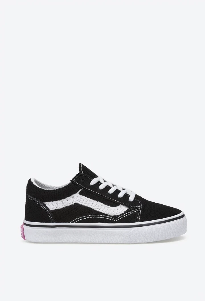 Transform the shoe in the image into a Crochet shoe