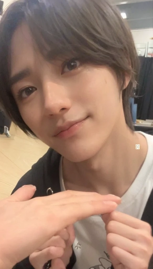 Arafed Asian man with white t-shirt and black hair....., androgynous face, Jung Jaehyun, jinyoung shin, delicate androgynous prince, kim doyoung, 1 7-year-old boy with a thin face, Smart Ulzzang, Cai Xu Kun, beautiful androgynous prince, androgynous person, kim taejin, hyung tae