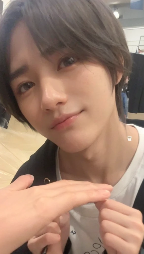 Arafed Asian man with white t-shirt and black hair....., androgynous face, Jung Jaehyun, jinyoung shin, delicate androgynous prince, kim doyoung, 1 7-year-old boy with a thin face, Smart Ulzzang, Cai Xu Kun, beautiful androgynous prince, androgynous person, kim taejin, hyung tae