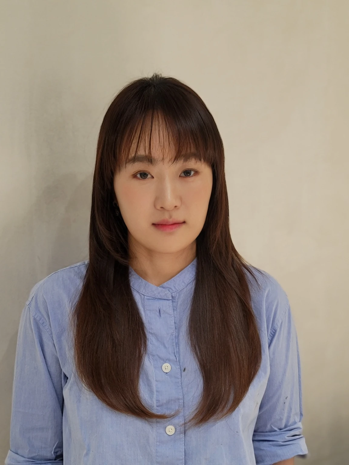 Best Quality, 8k, Masterpiece, (Portrait: 1.3), (photo realistic:1.4), (hyper realistic:1.4), Sharp Focus, looking at viewer, (smoother lighting:1.1), (increase cinematic lighting quality:0.9), realistic lighting, backlighting, light on face, ray trace, (brightening light:1.2), (Increase quality:1.4), sharp detail, (best quality real texture skin:1.4), finely detailed eyes, black_eyes, finely detailed face, 25 year old Korean woman
