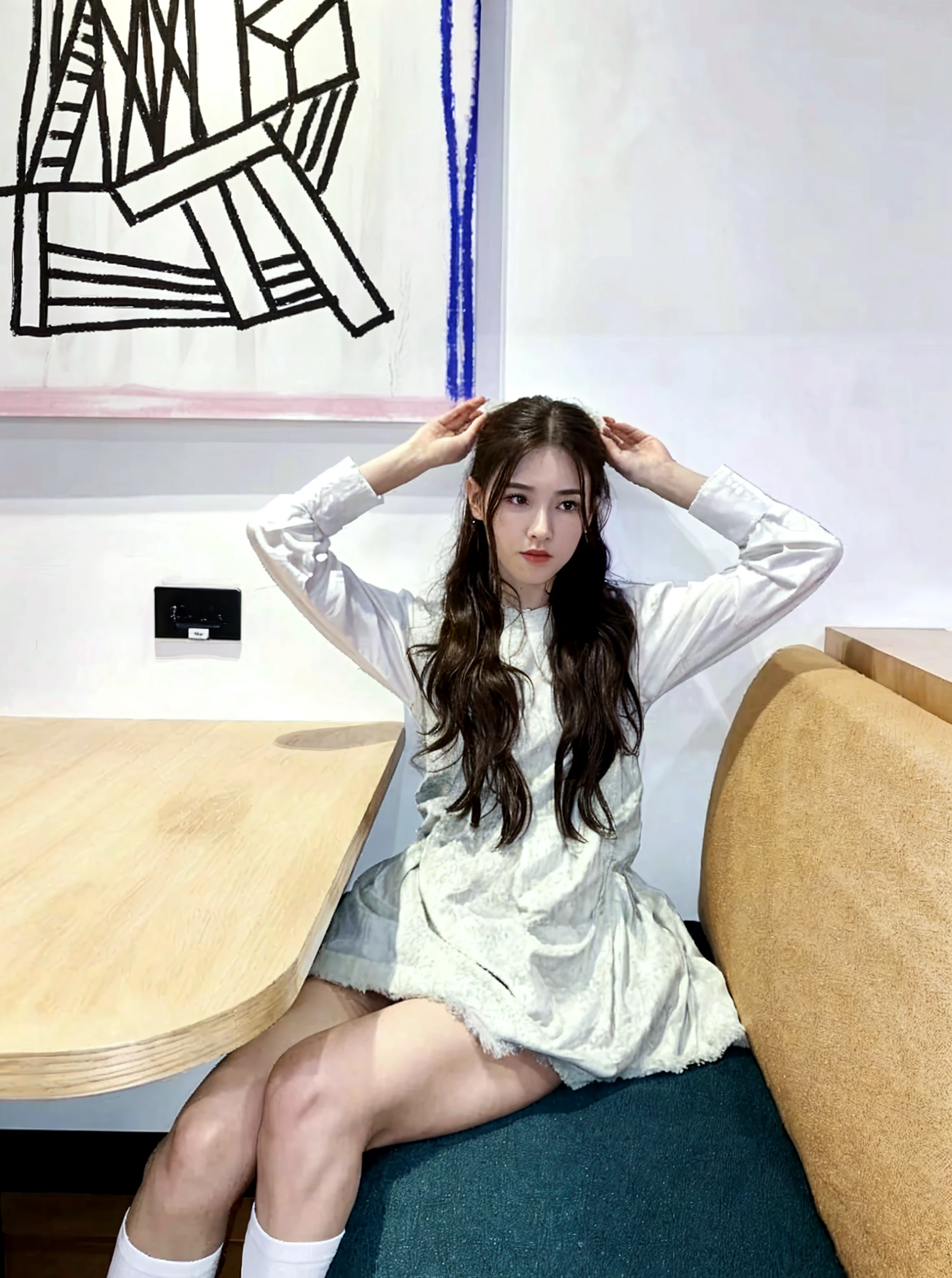 there a woman sitting in a chair taking a photo, Bae Suzy, Blackpink Jennie, ulzzang, Traje de ropa ajustado blanco liso, Song Hye - Kyo, Jaeyeon Nam, Peinado blanco de corte hime, oficial, Gongbi, Wan adorable cara coreana, dilraba dilmurat, Heonhwa Choe, Lee Ji - Eun