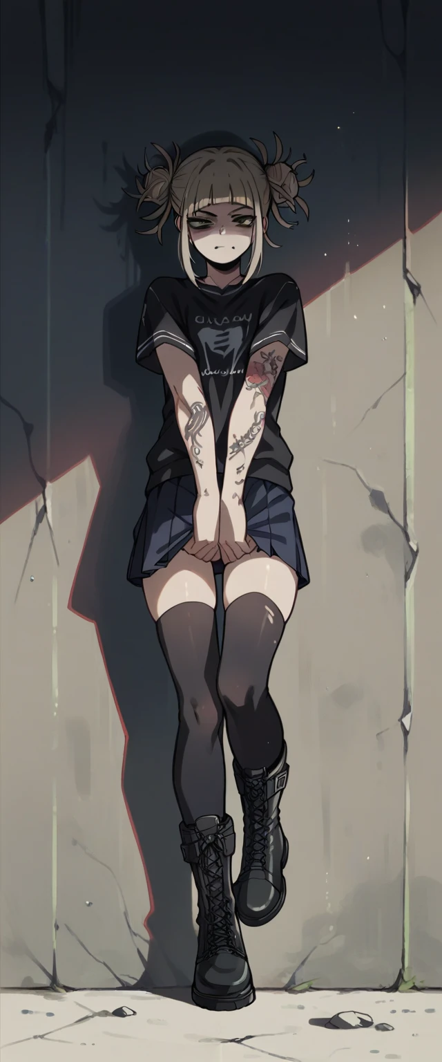 Himiko Toga wearing a black sweatshirt, black boots and a short skirt with black stockings (tattoos on arms and hands) (cuerpo completo)