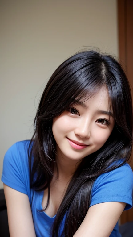Highest quality、Japanese women、Beautiful beauty、sexy、Long Hair Style、Small face、Beautiful skin、night、Large breasts、Realistic、smile、Blue T-shirt