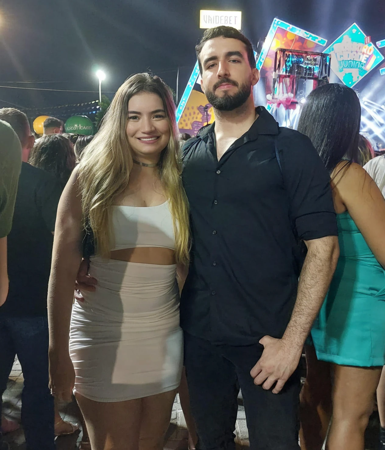 They are posing for a photo on the boardwalk at a music festival., en una fiesta en la playa de Ibiza, Foto tomada en 2 0 2 0, tomada en 2 0 2 0, por Niko Henrichon, Foto de vacaciones, Inspirado en el baile de la discoteca de Ibiza, Muchos asistentes a la fiesta, Gente del partido en el fondo, Foto de 2022, Mucha gente, buen tiempo