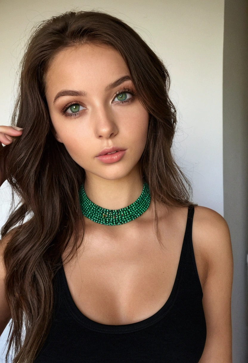 femme arafée avec un débardeur noir et un collier, Fille sexy aux yeux verts, portrait sophie mudd, cheveux bruns et grands yeux, selfie d'une jeune femme, yeux de la chambre, violette myers, sans maquillage, maquillage naturel, regarder directement la caméra, visage avec artgram, maquillage subtil, stunning tout le corps shot, yeux verts perçants, bel angle, pose attrayante, jolie fille, pose sexy, tout le corps picture, tout le corps, tout le corps shoot, déesse brune, Détails élevés, Pose satisfaite, pantalon en cuir
