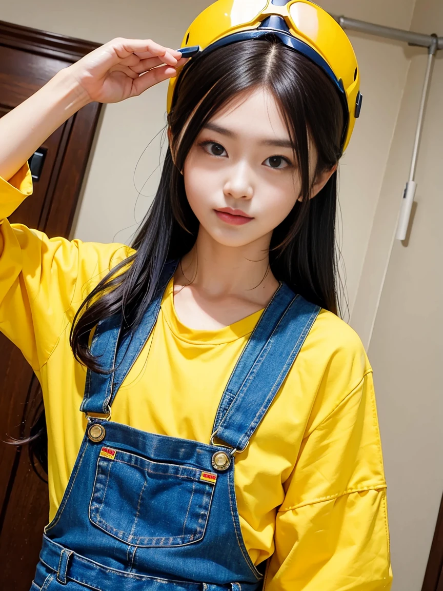 Yellow Shirt。Blue Overalls。goggles。long hair。