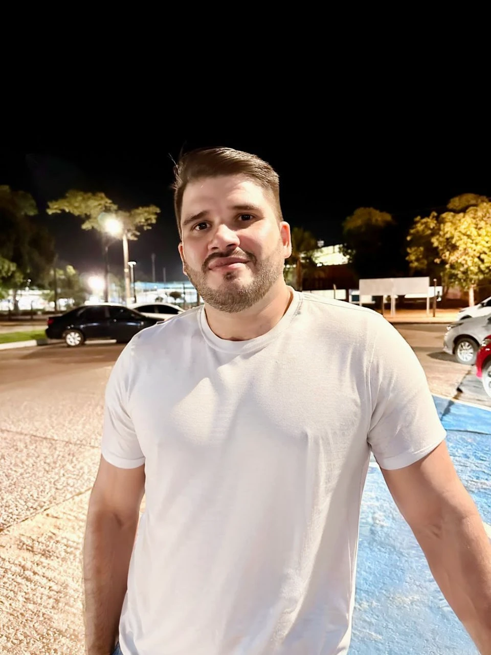 very handsome guy, wearing casual clothes, has brown smooth hair, brown eyes, has a serious expression and is muscular, full body, watercolor style, keep same face of photo