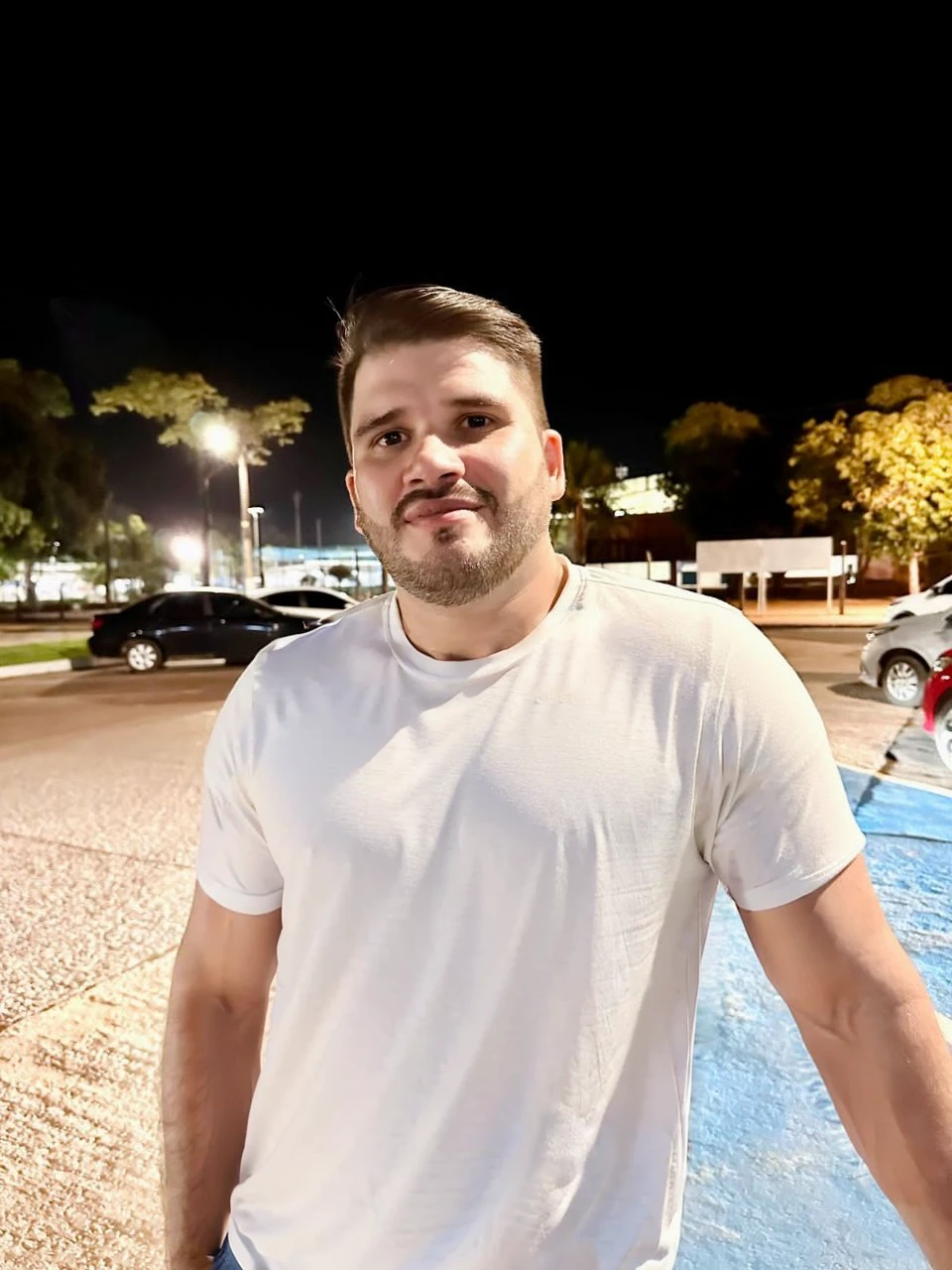 very handsome guy, wearing casual clothes, has brown smooth hair, brown eyes, has a serious expression and is muscular, full body, watercolor style, keep same face of photo