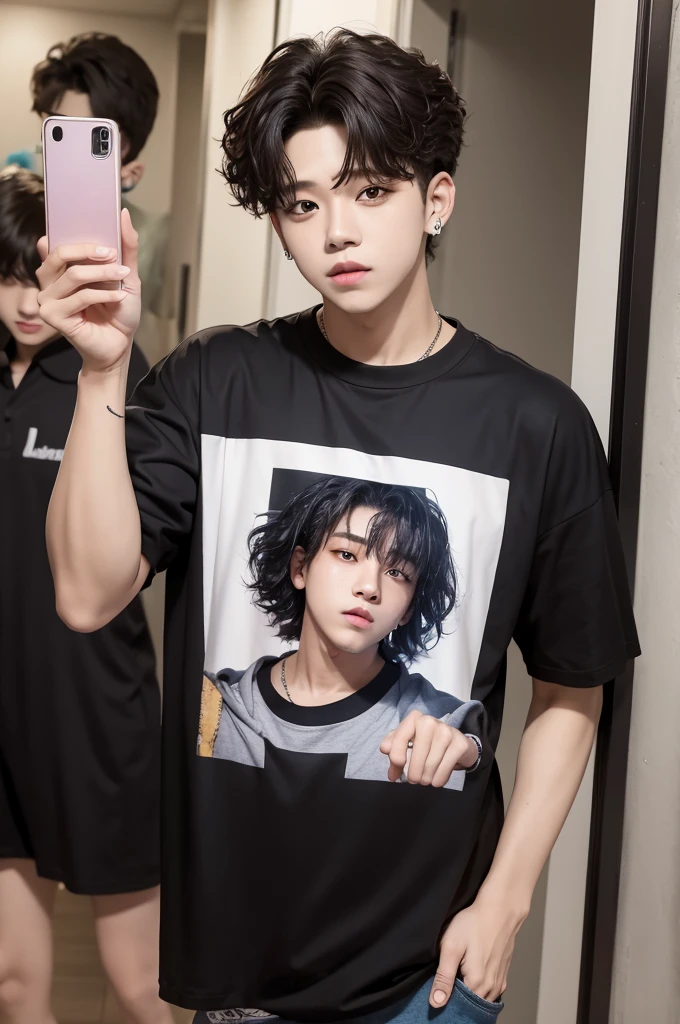 uma selfie do seungmin do stray kids usando uma blusa do ceara