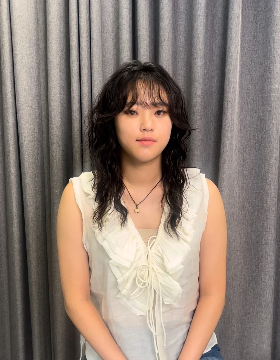 Best Quality, 8k, Masterpiece, (Portrait: 1.3), (photo realistic:1.4), (hyper realistic:1.4), Sharp Focus, looking at viewer, (smoother lighting:1.1), (increase cinematic lighting quality:0.9), realistic lighting, backlighting, light on face, ray trace, (brightening light:1.2), (Increase quality:1.4), sharp detail, (best quality real texture skin:1.4), finely detailed eyes, black_eyes, finely detailed face, 25 year old Korean woman