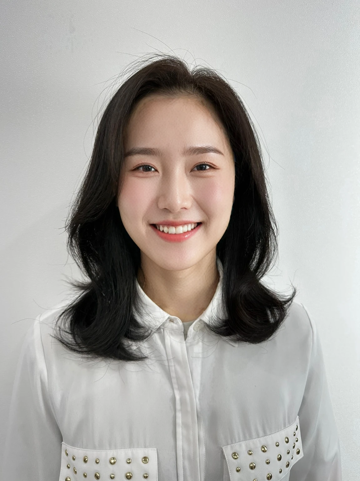 Best Quality, 8k, Masterpiece, (Portrait: 1.3), (photo realistic:1.4), (hyper realistic:1.4), Sharp Focus, looking at viewer, (smoother lighting:1.1), (increase cinematic lighting quality:0.9), realistic lighting, backlighting, light on face, ray trace, (brightening light:1.2), (Increase quality:1.4), sharp detail, (best quality real texture skin:1.4), finely detailed eyes, black_eyes, finely detailed face, 25 year old Korean woman,smiling_face