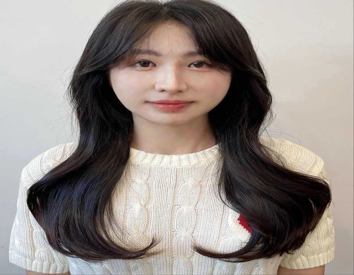 Best Quality, 8k, Masterpiece, (Portrait: 1.3), (photo realistic:1.4), (hyper realistic:1.4), Sharp Focus, looking at viewer, (smoother lighting:1.1), (increase cinematic lighting quality:0.9), realistic lighting, backlighting, light on face, ray trace, (brightening light:1.2), (Increase quality:1.4), sharp detail, (best quality real texture skin:1.4), finely detailed eyes, black_eyes, finely detailed face, 25 year old Korean woman