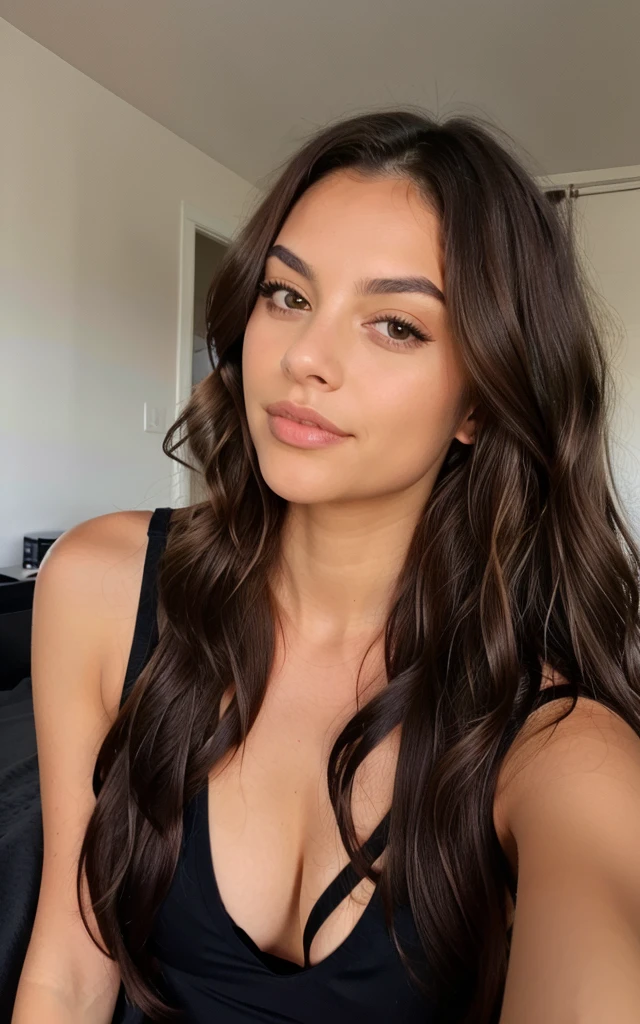 1 femme, Long Wavy Hair, dark brown eyes, top, chambre, sexy