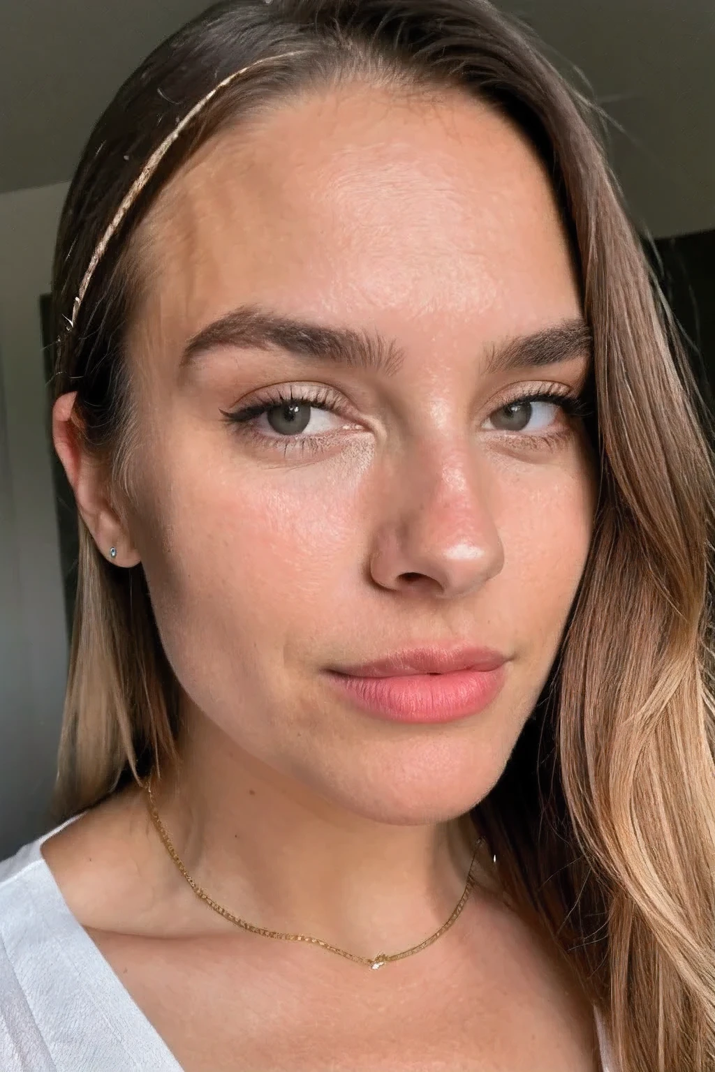 4K quality, a young female model taking a profile photo, Social Media, visage parfait, American 