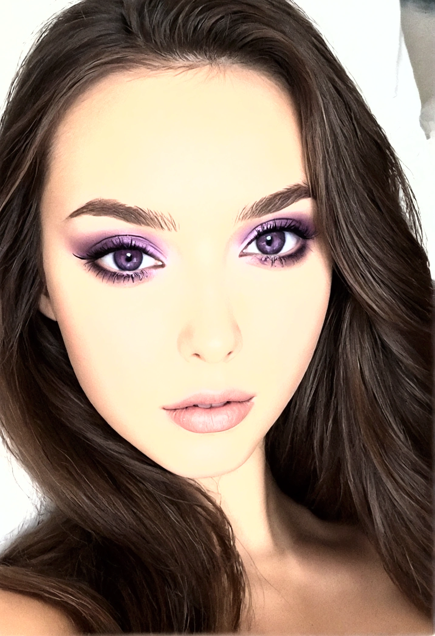 arafed femme pleinement , fille sexy aux yeux marrons, ultra réaliste, Méticuleusement détaillé, portrait sophie mudd, cheveux bruns et grands yeux, selfie d'une jeune femme, yeux de la chambre, violette myers, sans maquillage, maquillage naturel, regarder directement la caméra, visage avec artgram, maquillage subtil, superbe photo de tout le corps à genoux sur le lit, dans la chambre, Buste de taille moyenne à grande