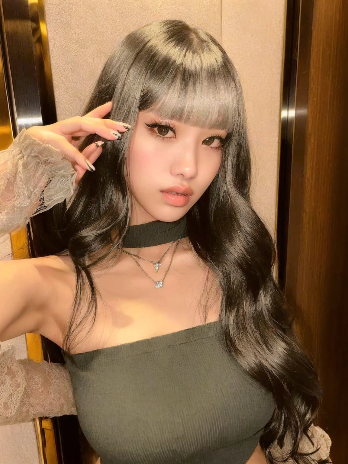Araffe woman with long hair and choker posing for a photo., long hair with bangs completo, long hair with bangs, Lalisa Manoban of Blackpink, with bangs completo, lalisa manobal, with bangs, long white hair and bangs, the hime cut, roseanne park by blackpink, she has black hair with bangs, ulzzang