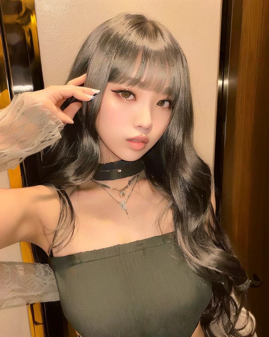 Araffe woman with long hair and choker posing for a photo., long hair with bangs completo, long hair with bangs, Lalisa Manoban of Blackpink, with bangs completo, lalisa manobal, with bangs, long white hair and bangs, the hime cut, roseanne park by blackpink, she has black hair with bangs, ulzzang