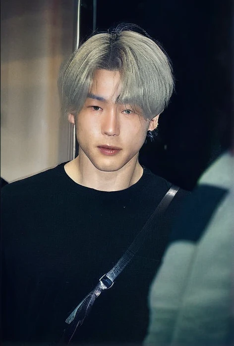 Frontal picutre of a man chest reference light from background right side, white skin and big pectorals