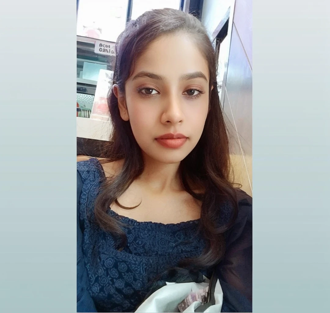 1girl in, age19, Solo, Long hair, Colossal , Looking at Viewer, black hair, Bare shoulders, Brown eyes, jewely, Full body, a necklace, off shoulders, salwar and dupatta, Realistic, A sexy