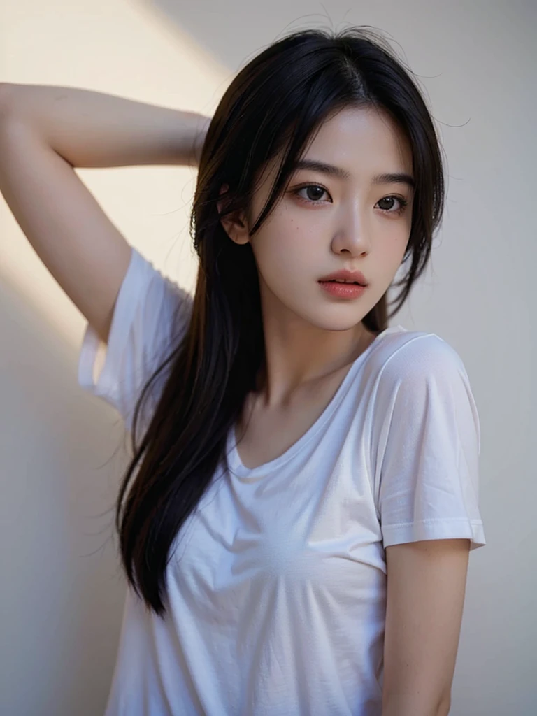 Highest quality、masterpiece、Ultra-high resolution、(Realism:1.4)、1 girl、In a pale background、Deep Shadow、Low Key、Shortcuts、Upper Body、sex appeal、Wearing a T-shirt