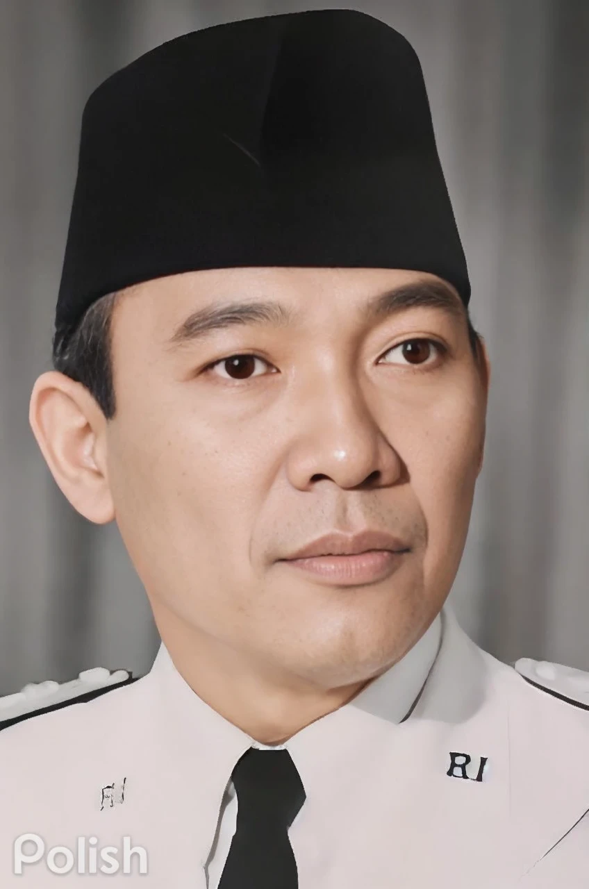 Indonesian Muslim man, aged 50 years or over, wrinkled brown skin, wearing a formal white jacket with the nuances of an Indonesian president, wearing a black songko, tall, slightly large nose, clear black eyes, slightly thick lips, realistic HD quality image.